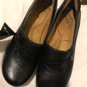 NEW- Natural soul flat shoes